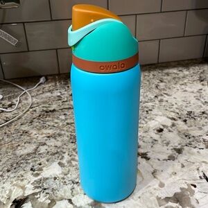 Owala 32 ounce water bottle
